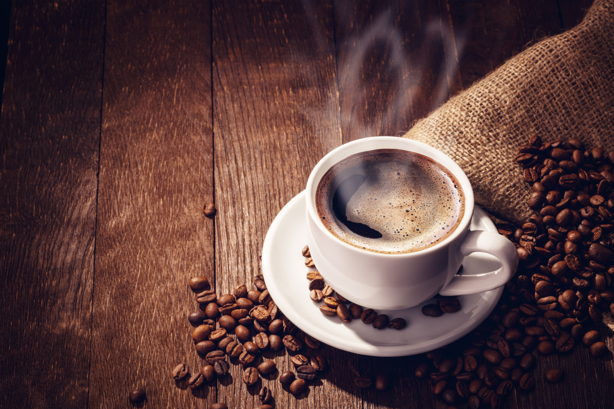Cup-coffee-beans-wooden